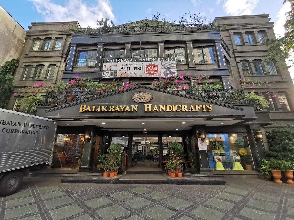 Balikbayan Handicrafts interior, Manila