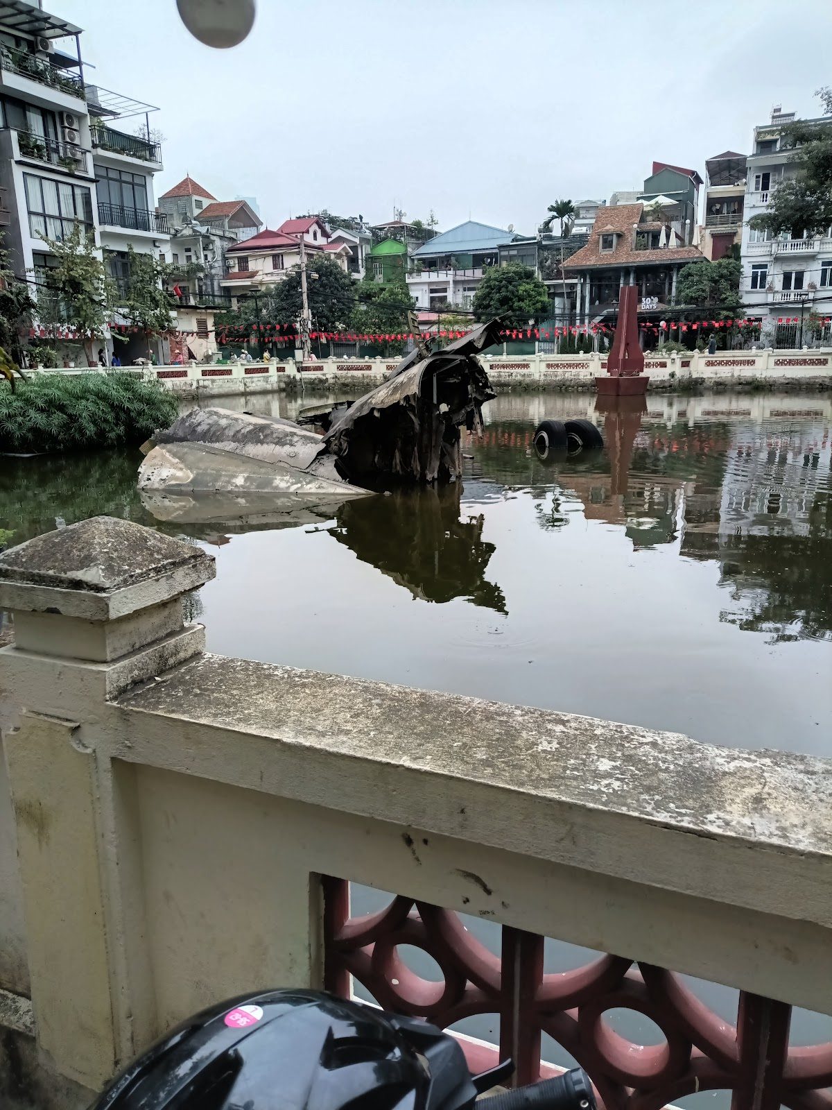 Huu Tiep Lake B-52 wreckage, Hanoi
