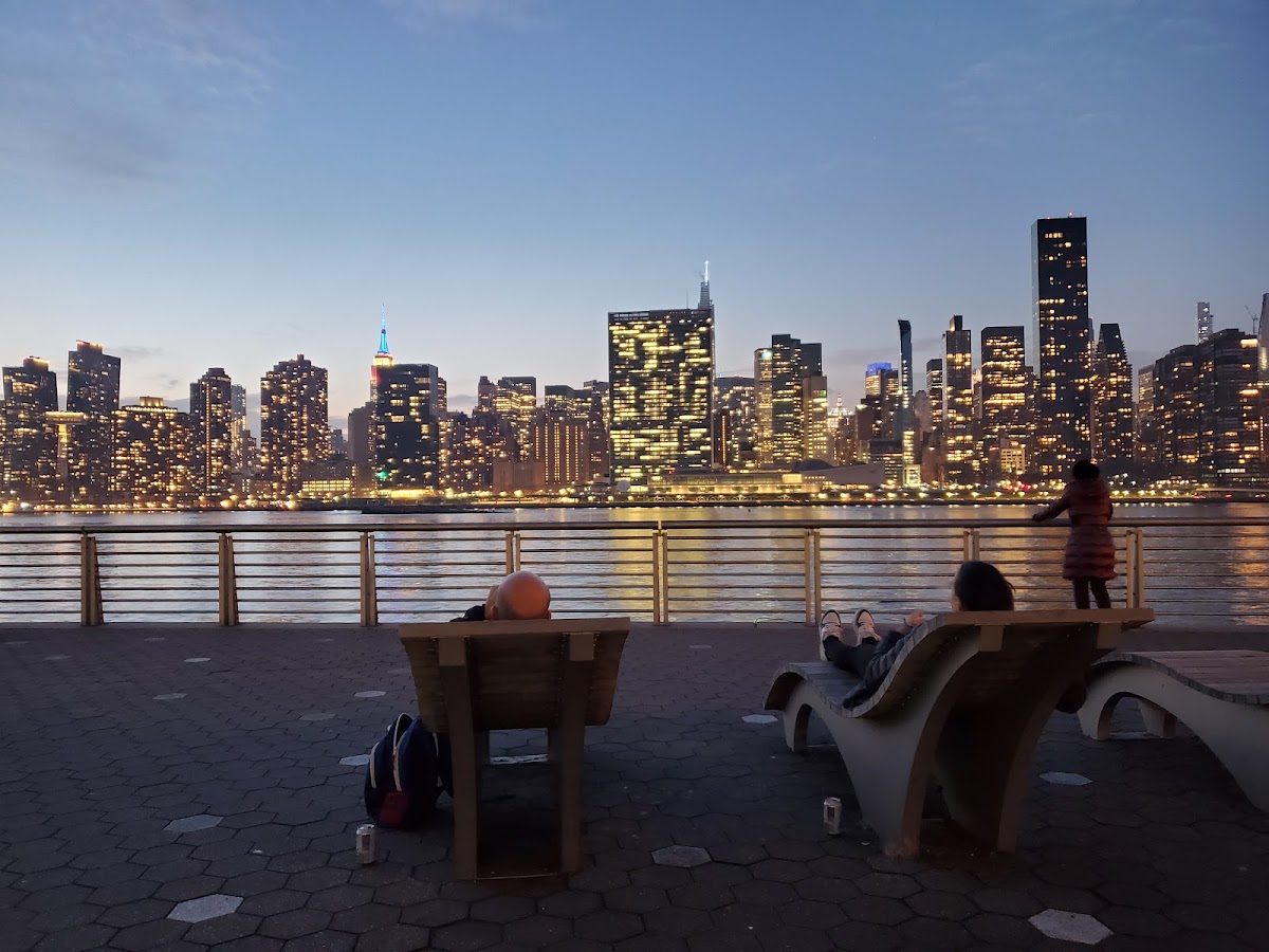 Gantry Plaza State Park Manhattan skyline, New York