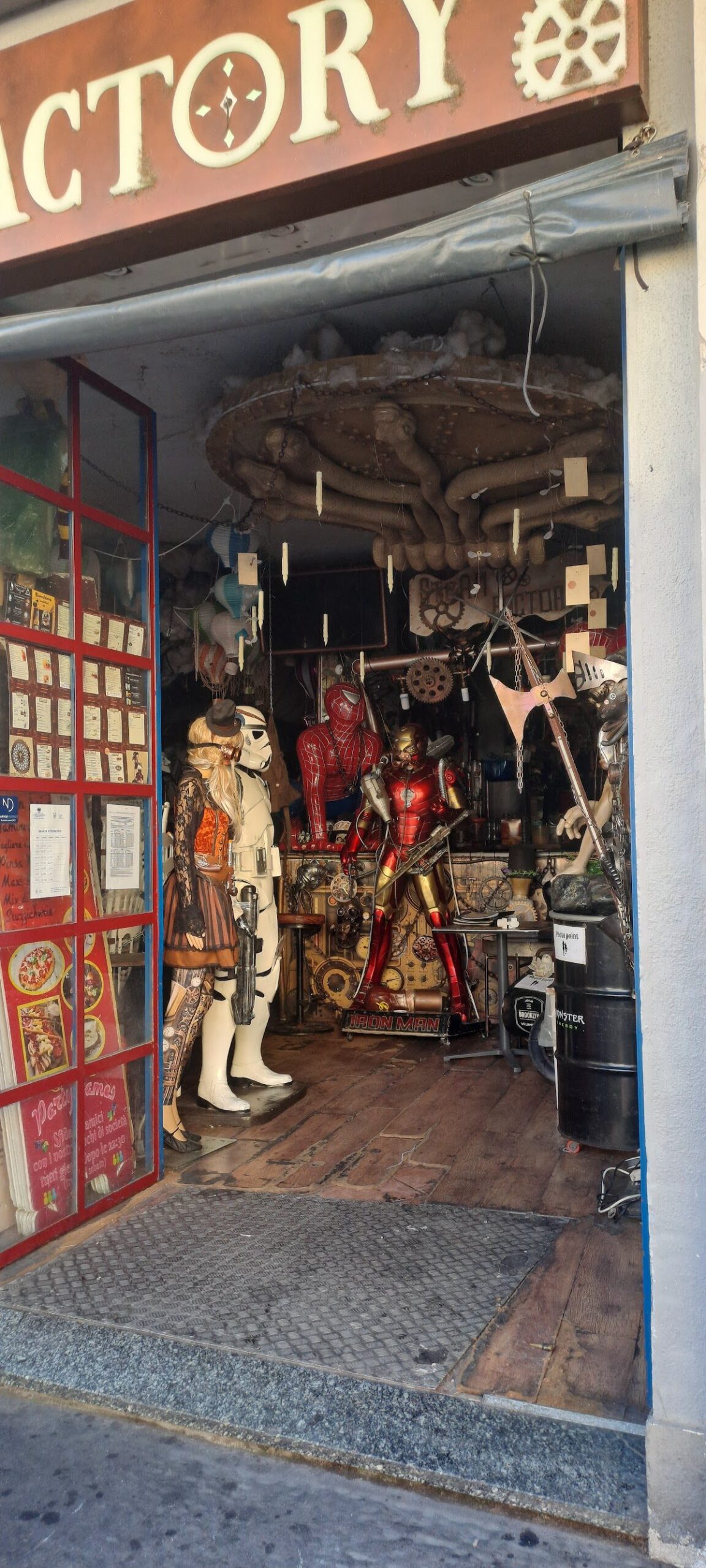Mercatone dell'Antiquariato sul Naviglio Grande, Milan