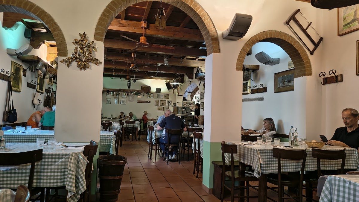 Trattoria Sabatino Florence interior, Italy